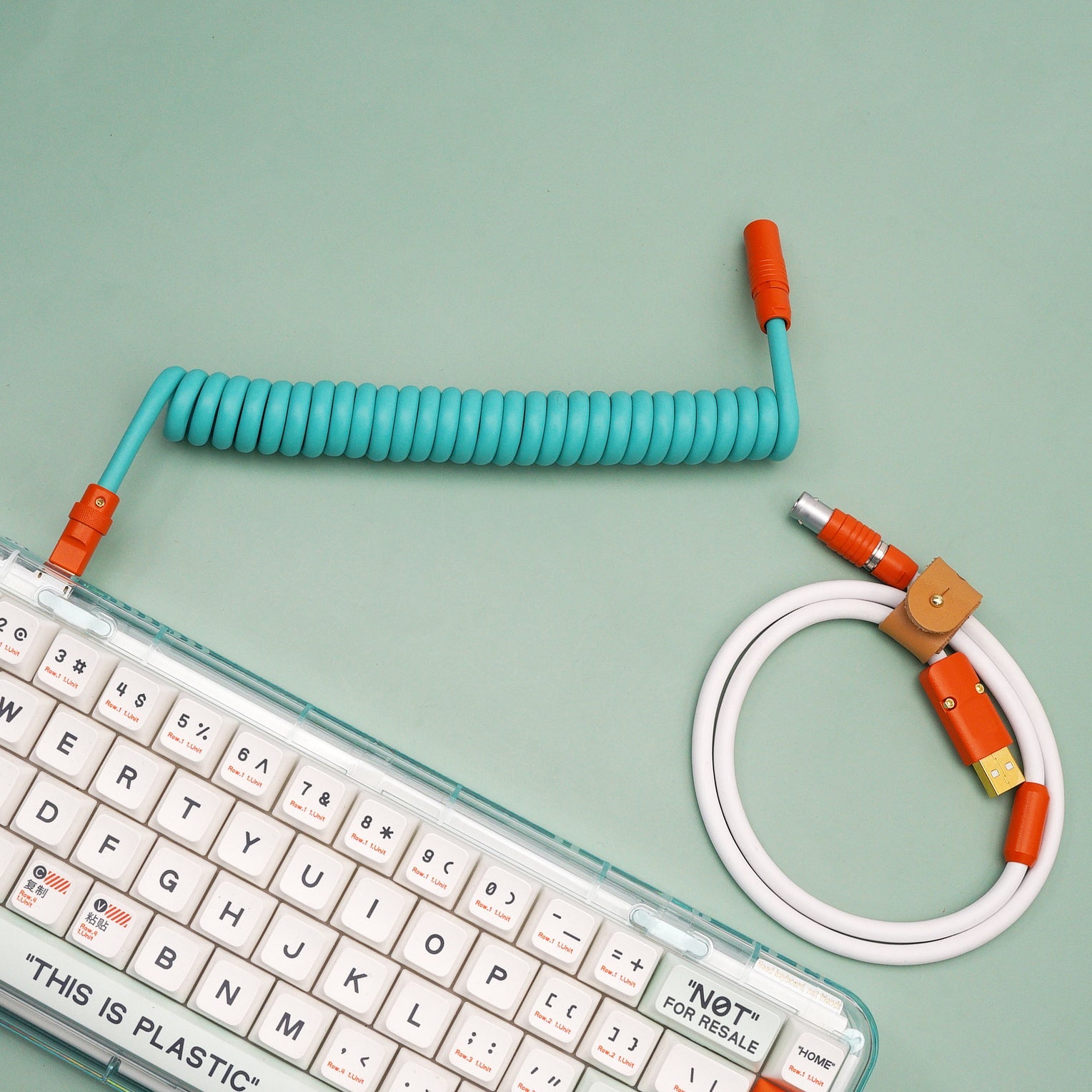 Cable USB C en espiral de goma TPU personalizado MelGeek con bobina de aviador naranja en el lado del teclado