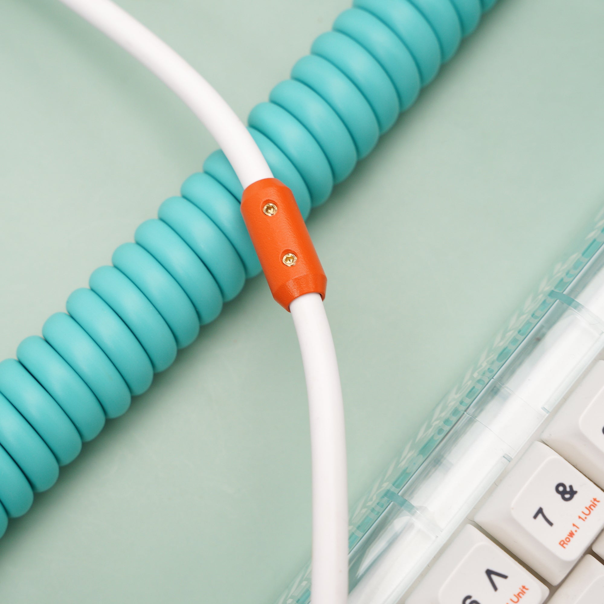 Cable USB C en espiral de goma TPU personalizado MelGeek con bobina de aviador naranja en el lado del teclado