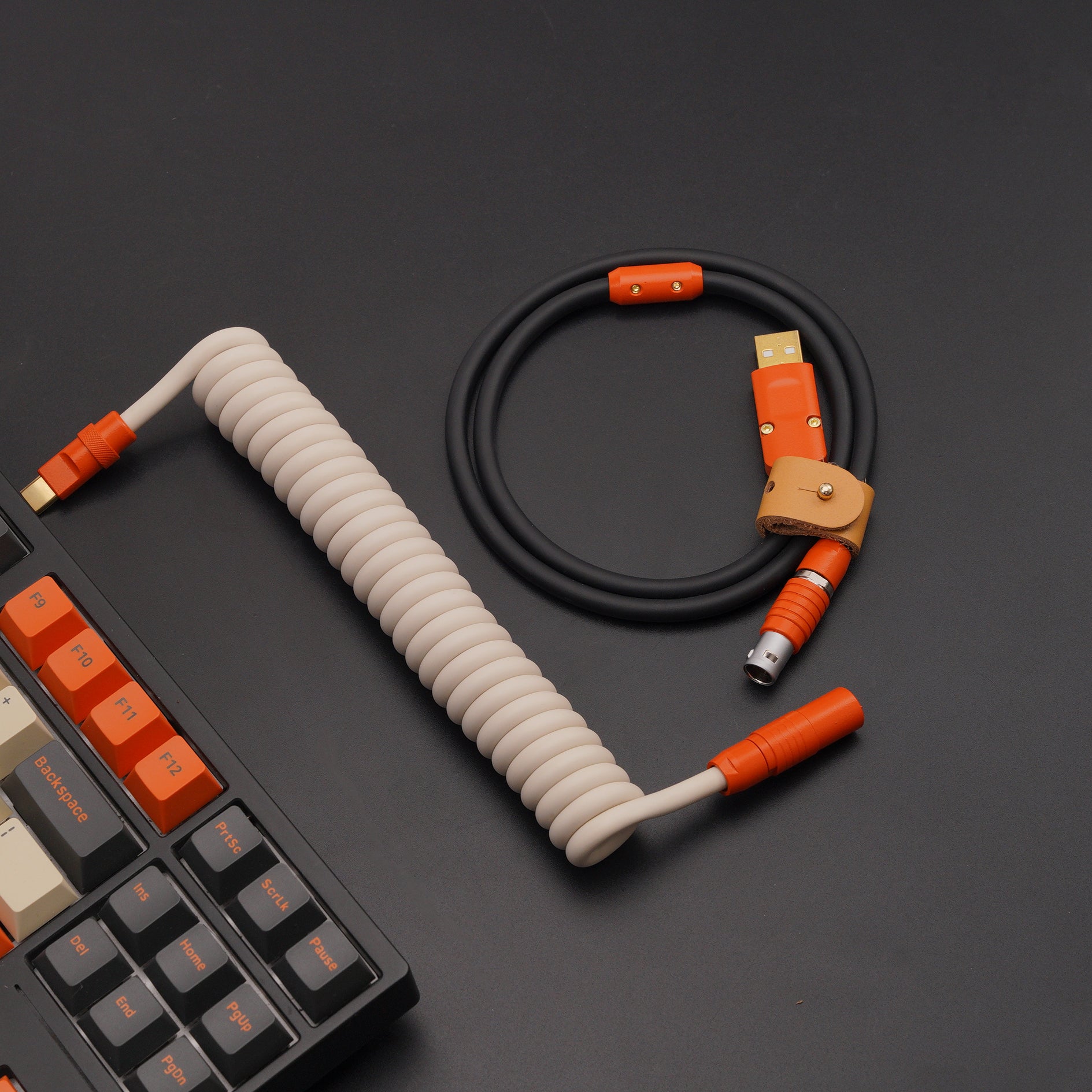 Cable USB C en espiral de goma TPU personalizado MelGeek con bobina de aviador naranja en el lado del teclado