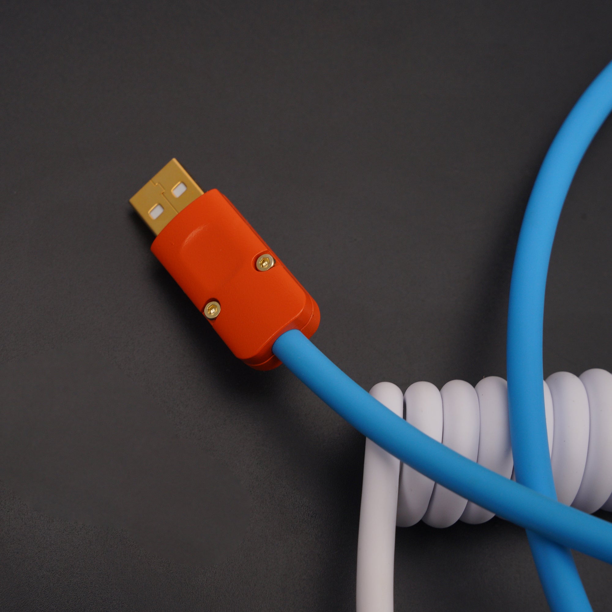Cable USB C en espiral de goma TPU personalizado MelGeek con bobina de aviador naranja en el lado del teclado