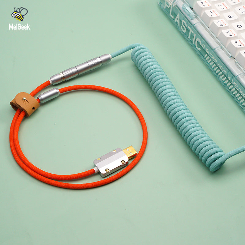 Cable USB en espiral MelGeek hecho a mano con bobina de la colección Silver Aviator en el lado del teclado